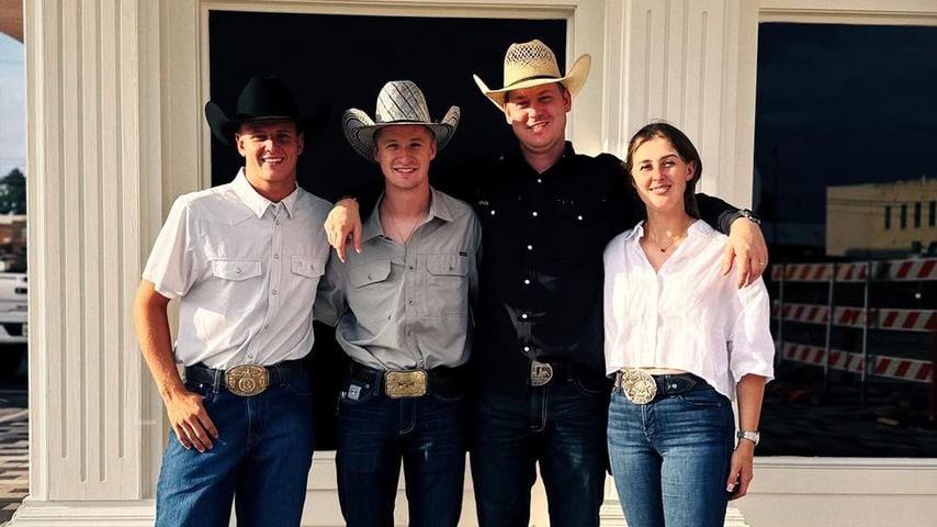 Mick Schumacher (links) besucht Schwester Gina und ihren Mann (zweiter v. rechts) Texas, Okt. '25.