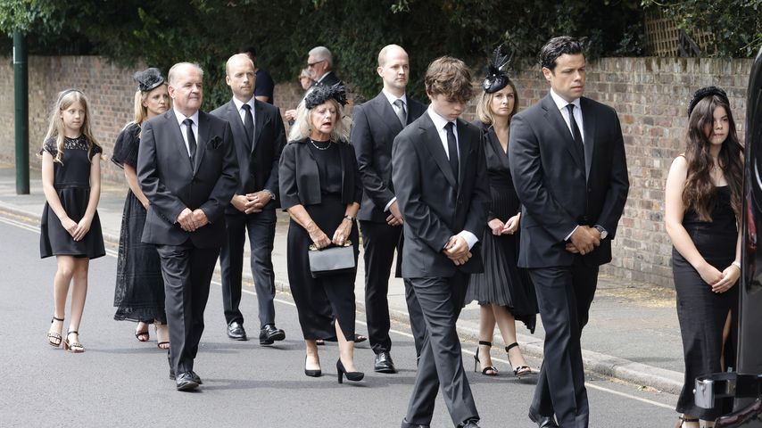Familie und Bekannte auf der Beerdigung von Deborah James
