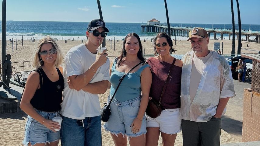 Schauspieler Noah Beck mit seinen Schwestern Tatum und Haley und ihren Eltern