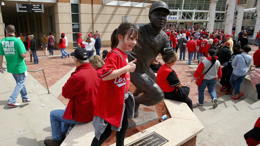 Fan neben einer Joe-Morgan-Statue
