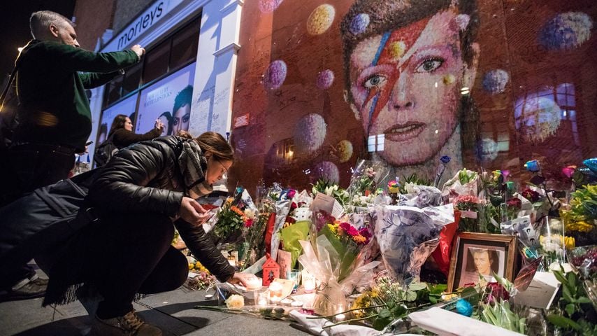 David Bowie Fans am ersten Todestag ihres Idols