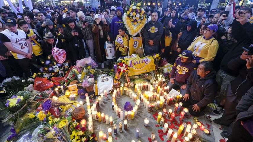 Abschied mit Blumenmeer: Tausende Fans gedenken Kobe Bryant