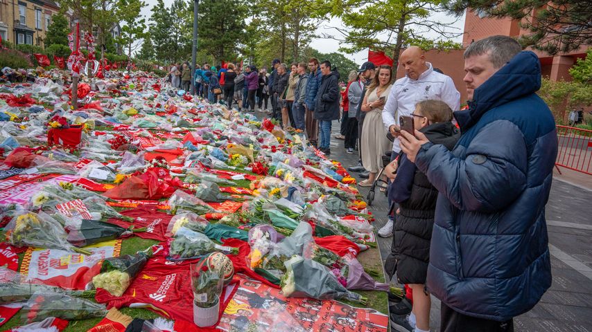 Fans legen Blumen, Schals und Trikots in Gedenken an Diogo Jota in Liverpool ab