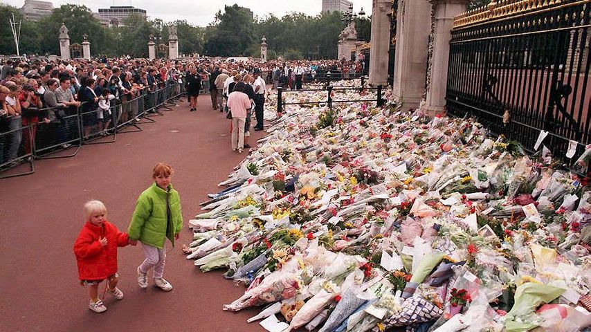 Fans vor dem Buckingham Palace nach Prinzessin Dianas Tod im September 1997