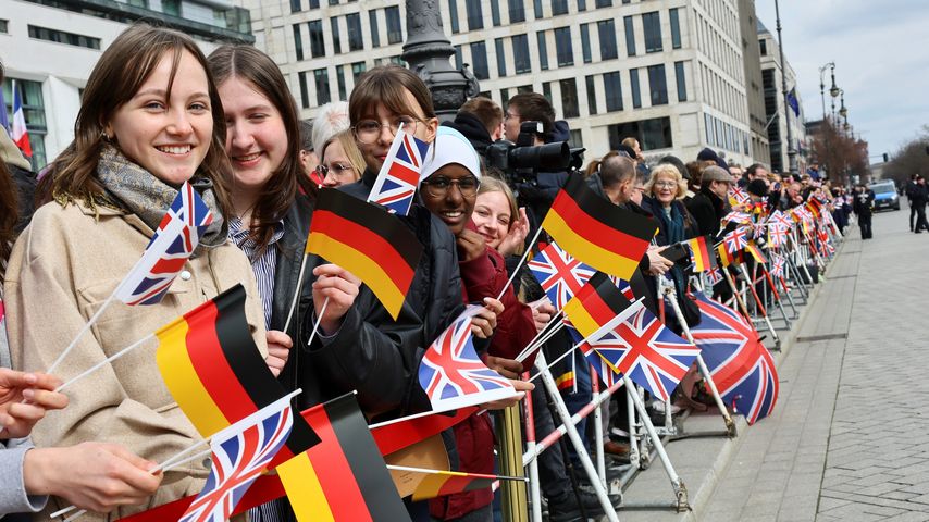 Fans mit Deutschland- und Großbritannienflaggen beim Staatsempfang von König Charles im März 2023