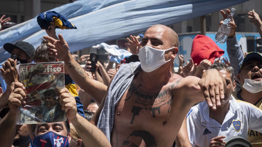 Fans bei der Totenwache von Diego Maradonna