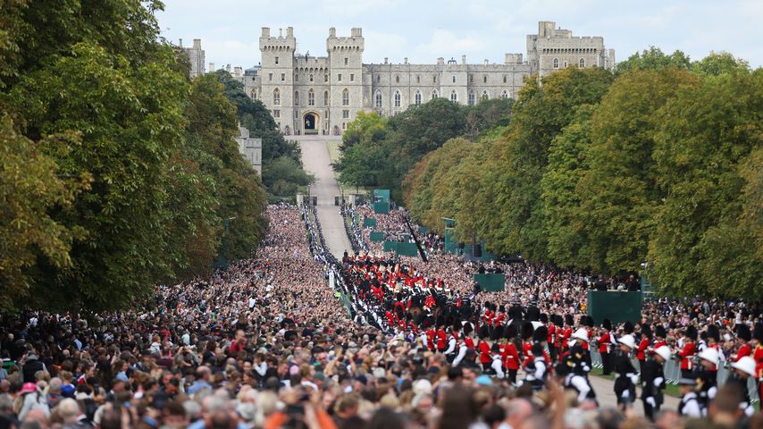 Fans vor dem Windsor Castle bei der Beerdigung der Queen