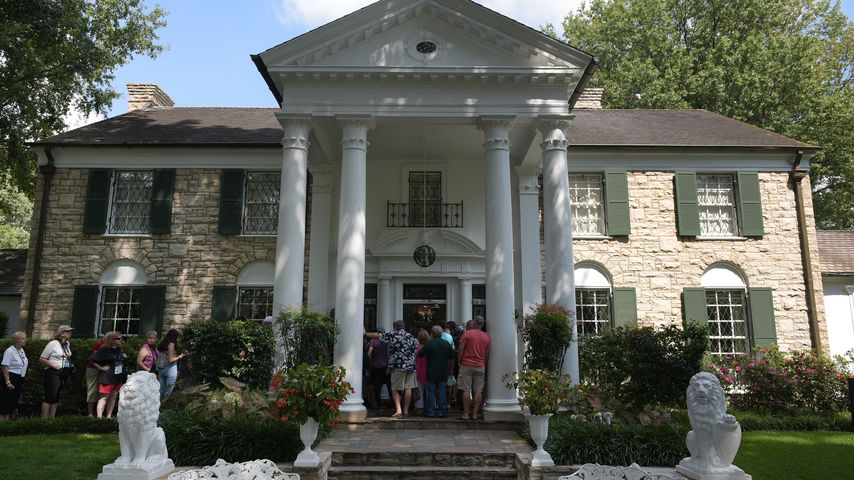 Fans vor der Villa auf Elvis Presleys Anwesen Graceland
