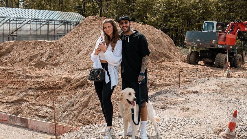 Farina und ihr Mann Pouya auf ihrem Grundstück
