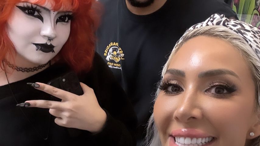 Farrah Abraham (r.) mit ihrer Tochter Sophia und deren Tätowierer, Oktober 2025