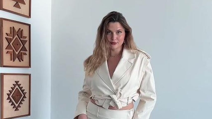So stylish kleidet sich Neu-Mama Fata Hasanović nach Geburt!