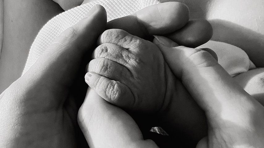 Fata Hasanović zeigt die Hand ihres Babys