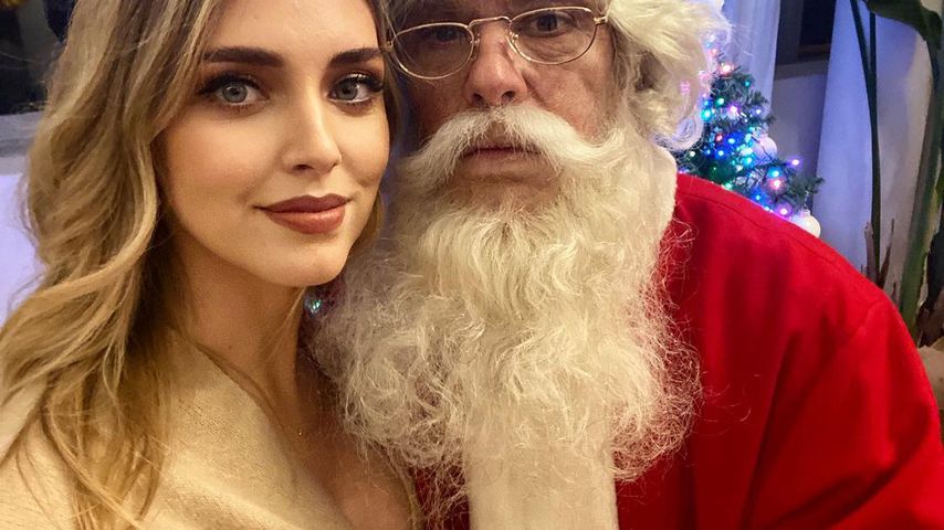 Hier fasst der Weihnachtsmann Chiara Ferragni an die Brust!