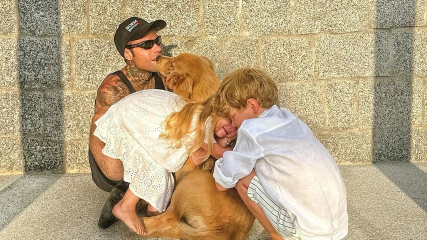 Rapper Fedez mit seinen Kids und dem Familienhund, August 2024