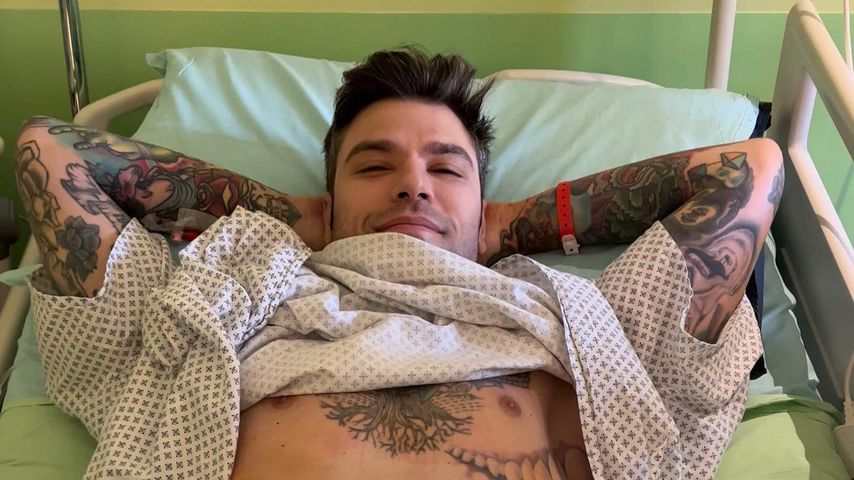 Fedez mit seiner Narbe nach der OP