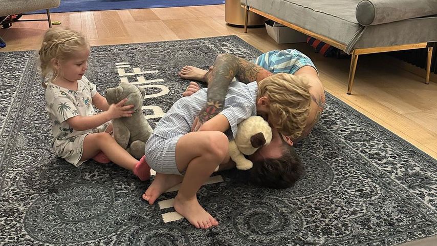 Fedez mit seinen Kindern
