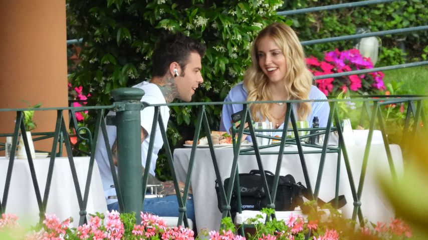Turtelfotos: Chiara Ferragni schmachtet Ehemann Fedez an