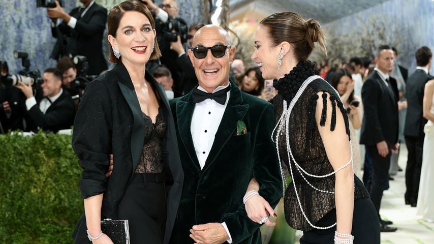 Met Gala: Stanley Tucci strahlt mit den Blunt-Schwestern