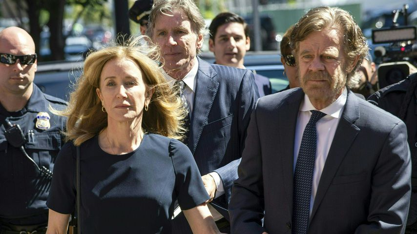 Felicity Huffman und ihr Ehemann auf dem Weg zum Gericht