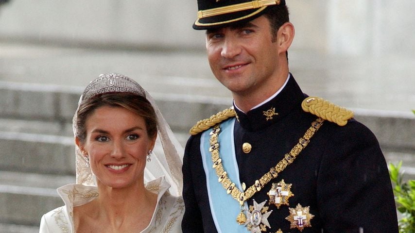 Felipe de Bourbon und Letizia Ortiz nach ihrer Trauung an der Almudena-Kathedrale in Madrid, 22. Mai 2004