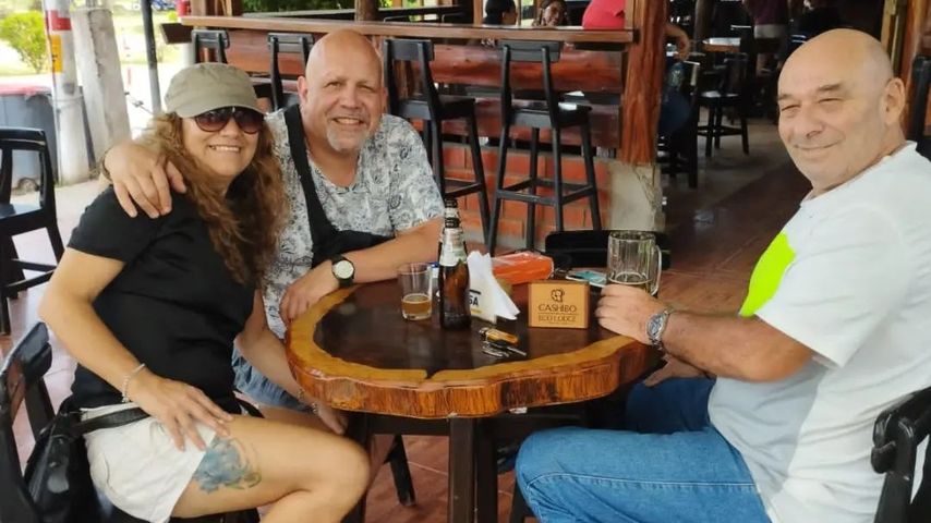 Félix Corcuera Clermont (2. v. l.) mit Freunden im Café