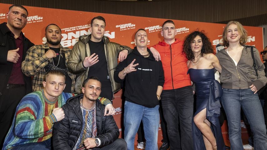 Felix Lobrecht mit dem Team von "Sonne und Beton"