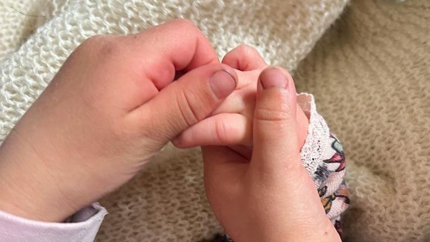 Felix Neureuther zeigt die Hände seiner Kinder
