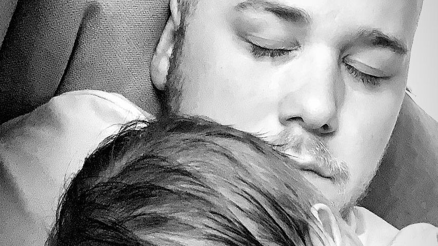 Glücklicher Papa: Felix van Deventers Noah schläft auf Brust
