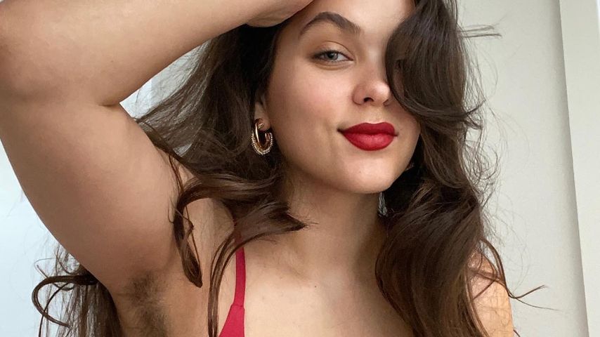 Buschige Pics: OnlyFans-Girl feiert ihre Achselhaare im Netz