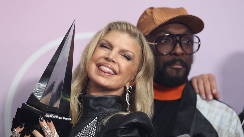 Fergie und will.i.am posieren mit dem AMA-Preis für Best Throwback Song für "Rock That Body" in Las Vegas