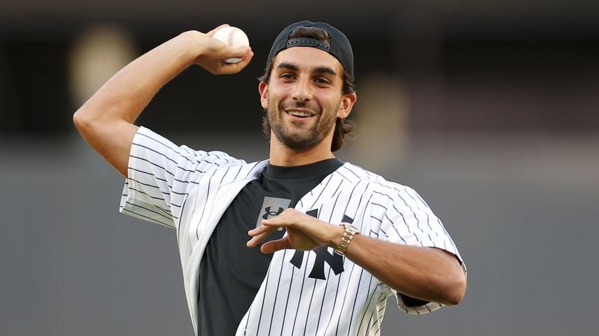 Ferran Torres wirft den zeremoniellen First Pitch im Yankee Stadium, 2026