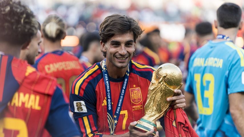 Ferran Torres feiert Spaniens WM-Titel 2026 mit dem Weltpokal in East Rutherford