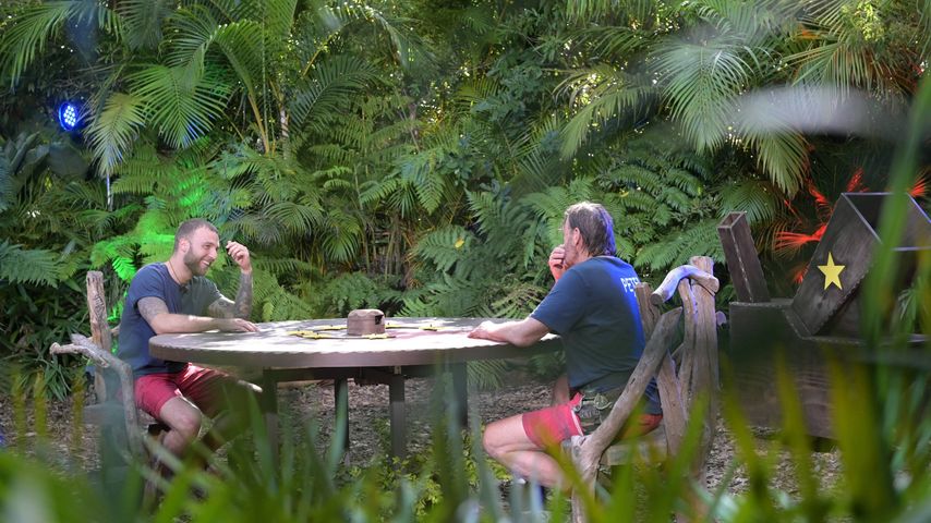Filip Pavlovic und Peter Althof bei ihrer Dschungelprüfung