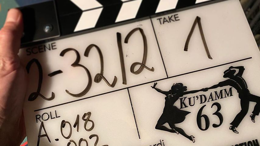 Die Filmklappe während der Dreharbeiten für "Ku'damm 63"