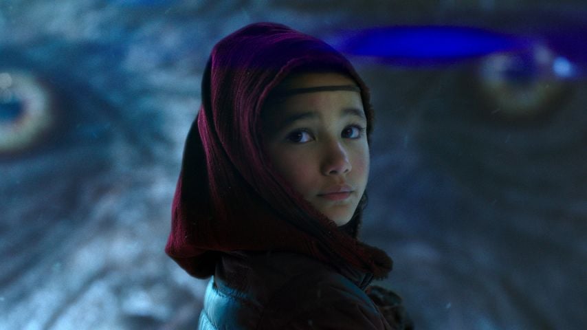Kaylee Hottle als Jia mit Kong in einer Szene aus "Godzilla vs. Kong" (2021), Courtesy of Warner Bros. Pictures und Legendary Pictures
