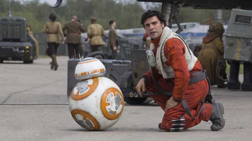 BB-8 und Poe Dameron (Oscar Isaac) in einer Szene aus "Star Wars: The Force Awakens" (2015)
