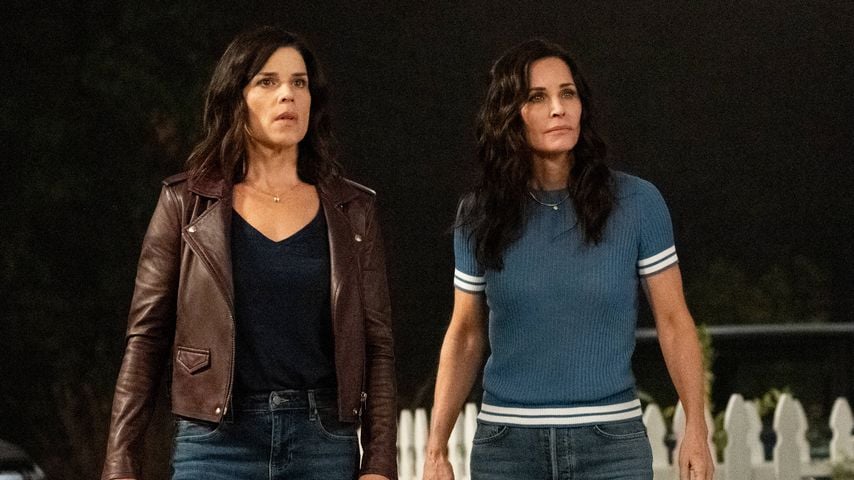Neve Campbell als Sidney Prescott und Courteney Cox als Gale Weathers in "Scream" (2022)