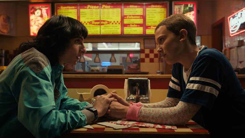 Finn Wolfhard und Millie Bobby Brown in "Stranger Things"