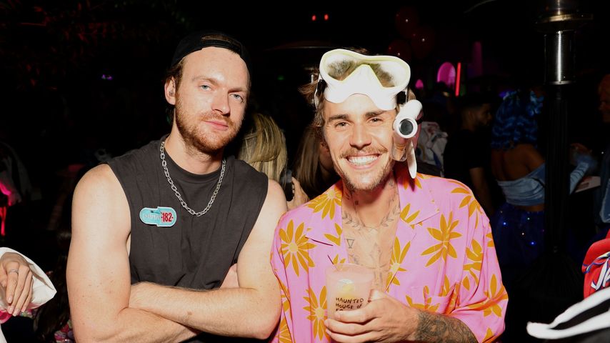 Finneas O'Connell und Justin Bieber auf der Annual Casamigos Halloween Party 2023
