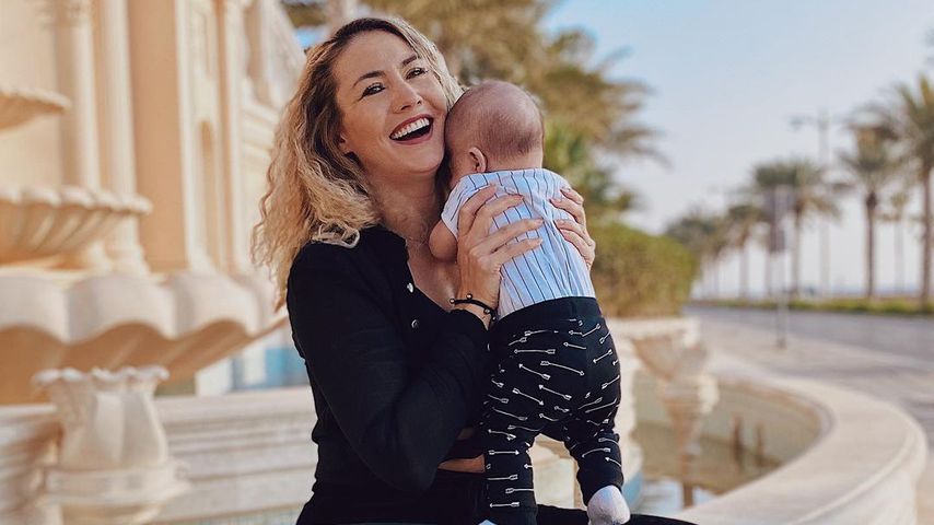 Fiona Erdmann mit ihrem Kind im Dezember 2020