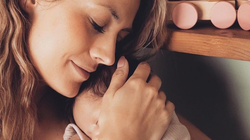 Fiona Erdmann und ihre Tochter Neyla May im Juni 2022