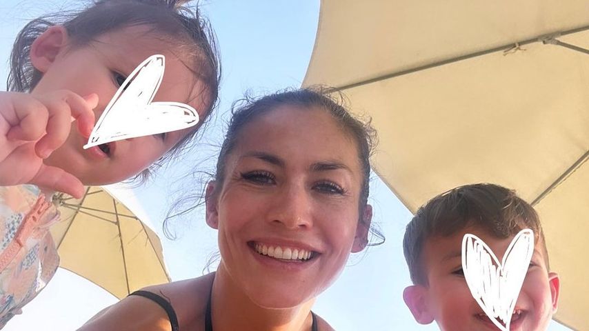 Fiona Erdmann macht ein Selfie mit ihren beiden Kids