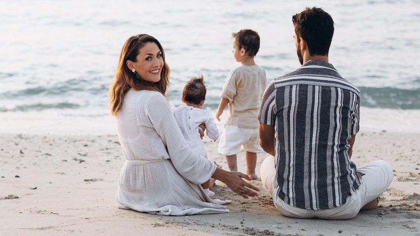 Fiona Erdmann mit ihrem Partner und den zwei gemeinsamen Kindern