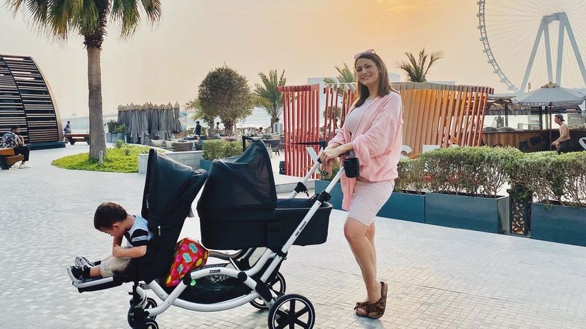 Fiona Erdmann und ihre beiden Kinder im Juli 2022 in Dubai