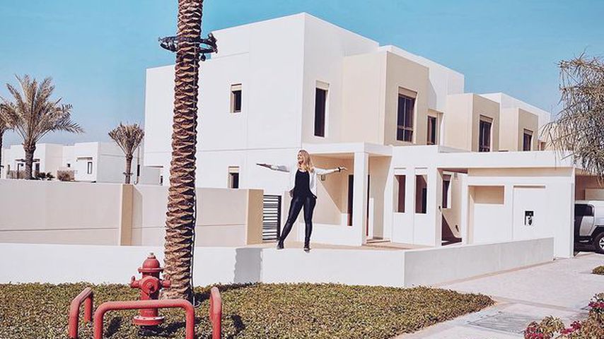 Fiona Erdmann vor ihrem neuen Haus in Dubai