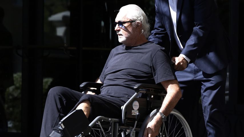 Ernste Lage? Flavio Briatore verlässt Hotel im Rollstuhl