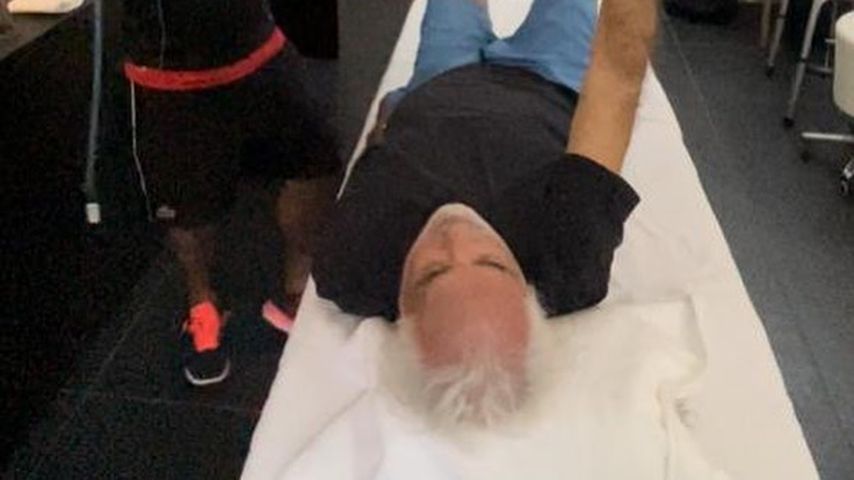 Flavio Briatore (r.) und sein Trainer bei einer Rehabilitationssitzung