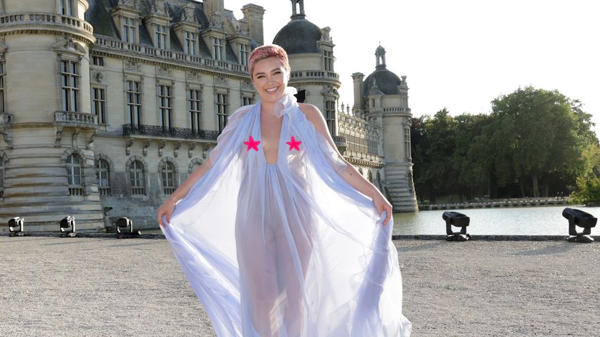 Nippelblitzer: Florence Pugh posiert in durchsichtigem Kleid