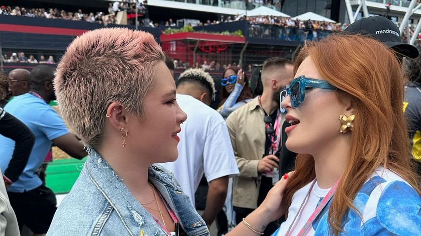 Florence Pugh und Bella Thorne auf einem Festival