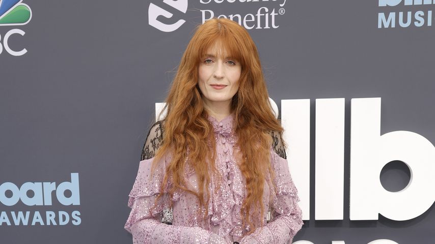 Autsch! Florence Welch bricht sich auf der Bühne den Fuß